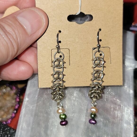Chainmail Dangled Earrings With Pearls - Picture 2 of 3